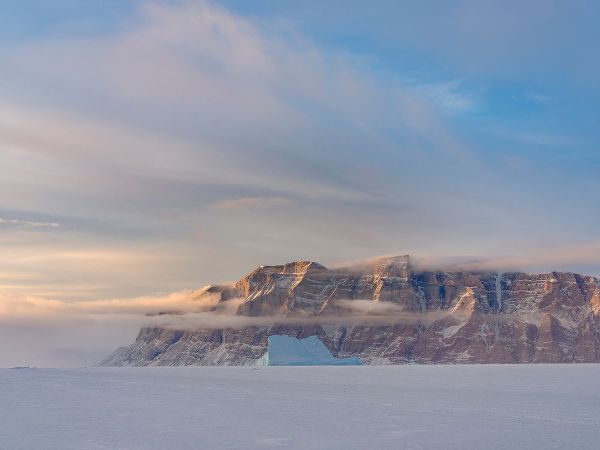 Zwick, Martin 아티스트의 Icebergs in front of Storen Island-frozen into the sea ice of the Uummannaq fjord system during win작품입니다.